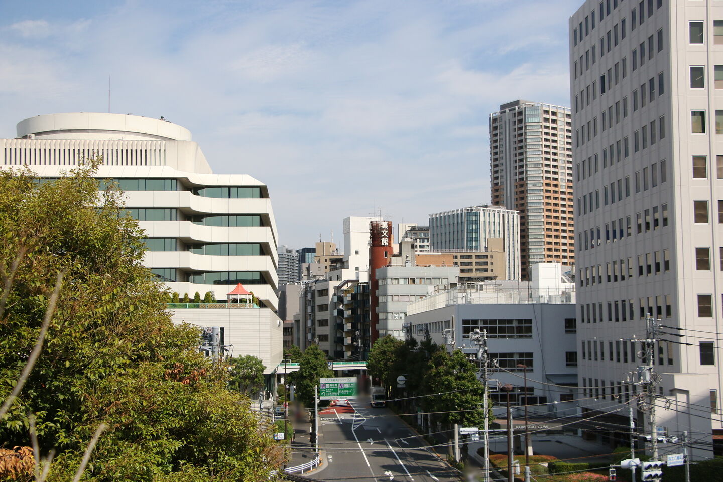 本社のある東京都新宿区周辺の街並み